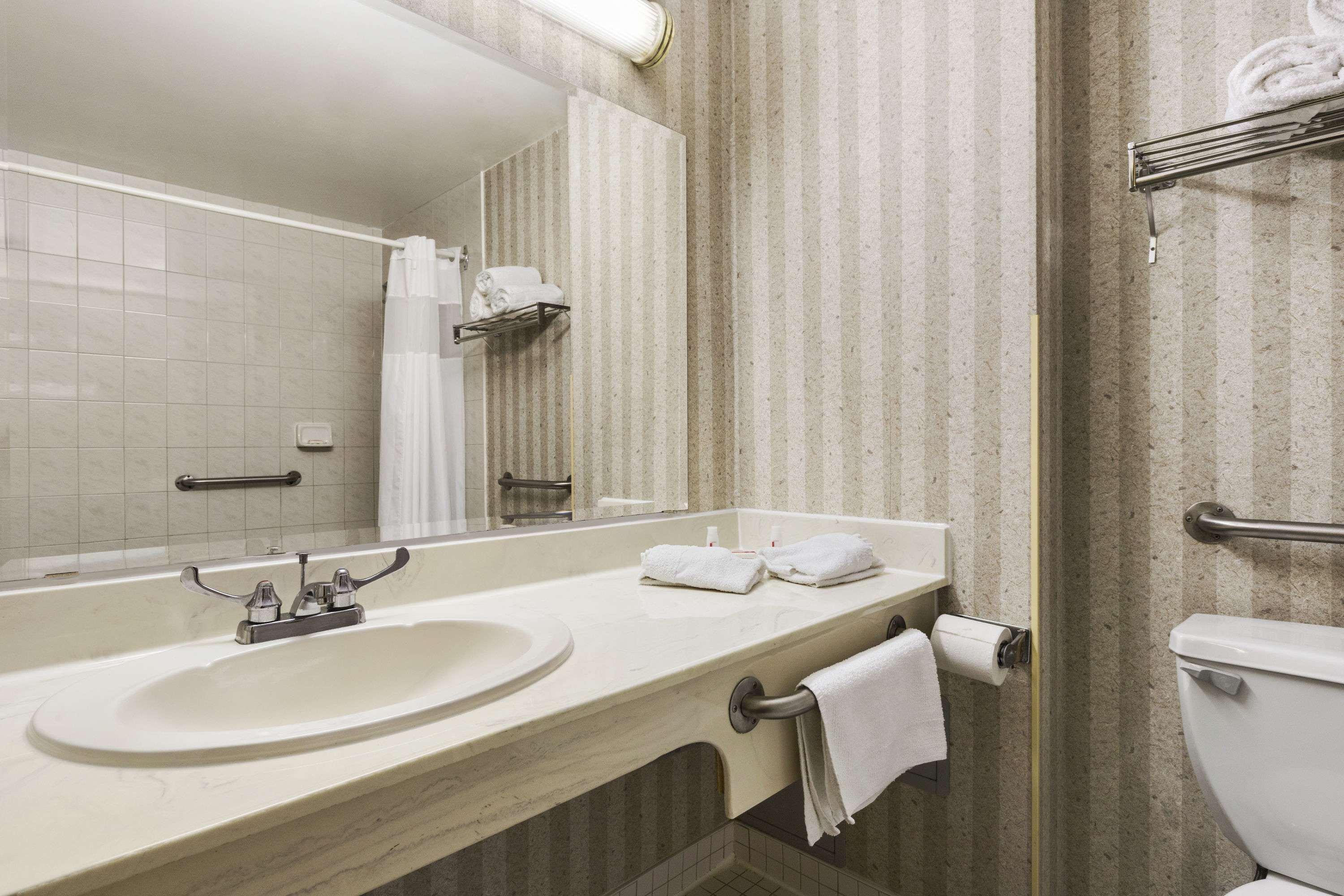 Days Inn By Wyndham Toronto East Lakeview מראה חיצוני תמונה