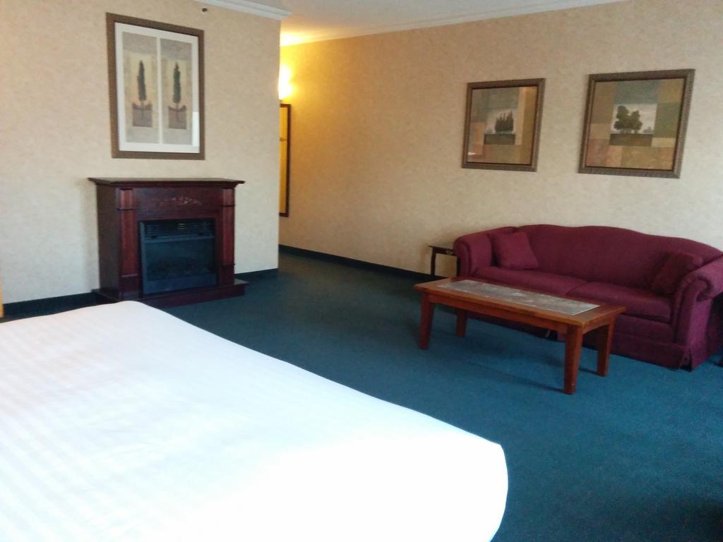 Days Inn By Wyndham Toronto East Lakeview מראה חיצוני תמונה