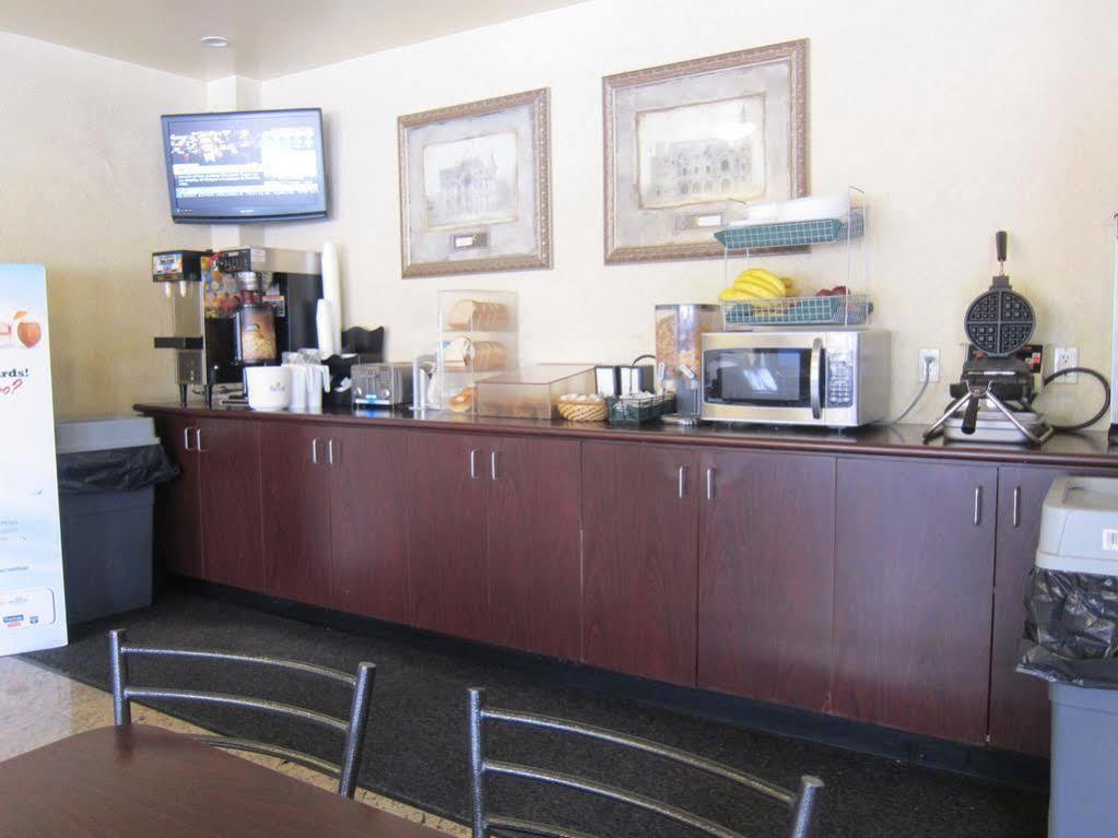 Days Inn By Wyndham Toronto East Lakeview מראה חיצוני תמונה